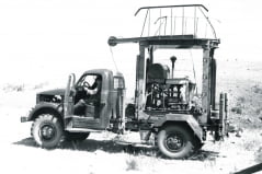 Черно-белая фотография грузовика с лебедкой